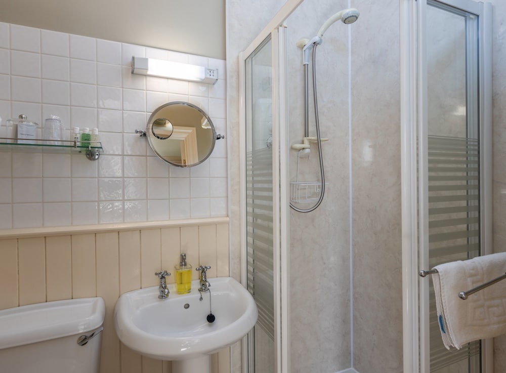 Ensuite bathroom with shower, basin and mirror
